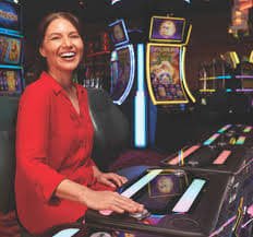 Pengguna menikmati sensasi permainan live casino yang seru dengan dealer profesional
