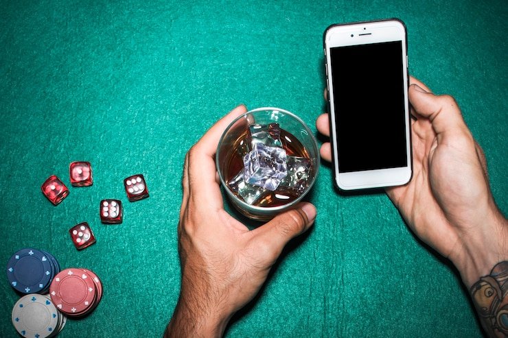 Pengguna menikmati taruhan sepak bola melalui smartphone di qqfullbet