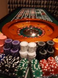 Pengguna menikmati pertandingan sepak bola di perangkat mobile dengan antarmuka qqfullbet